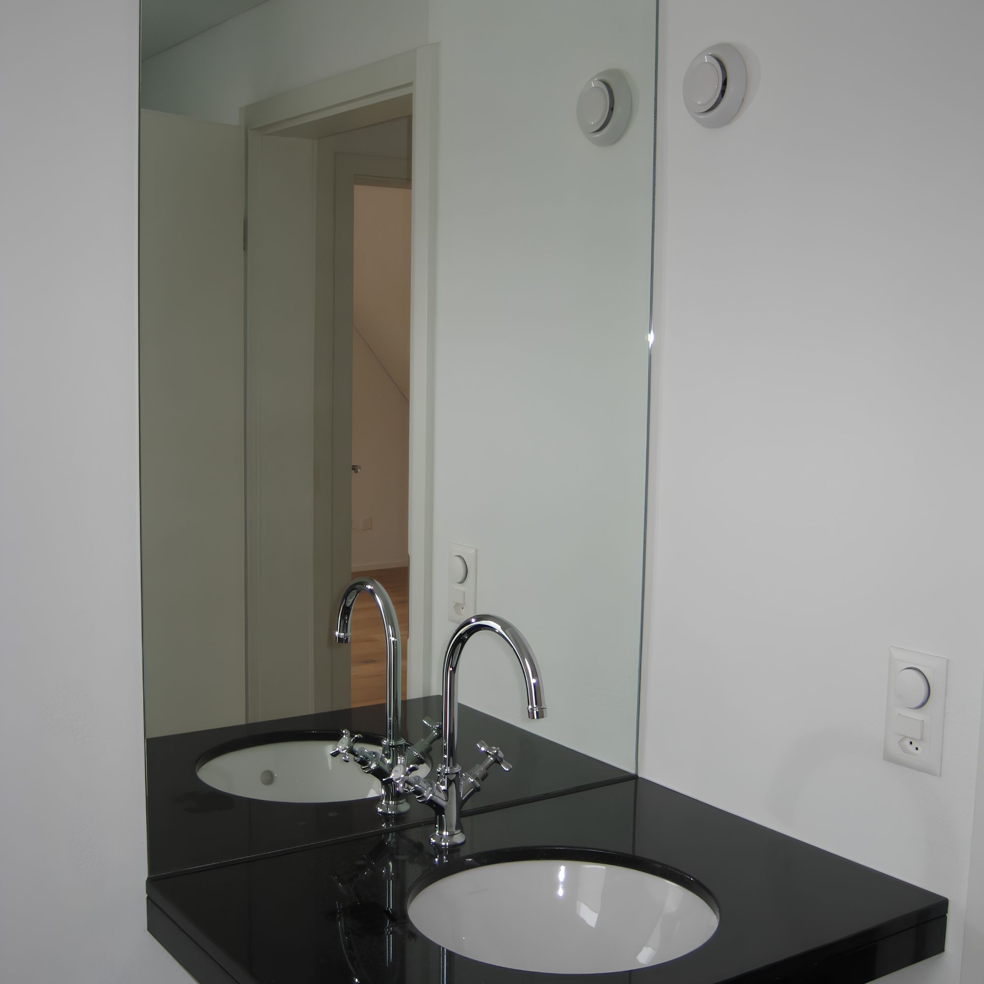 Spiegel hell im Badezimmer