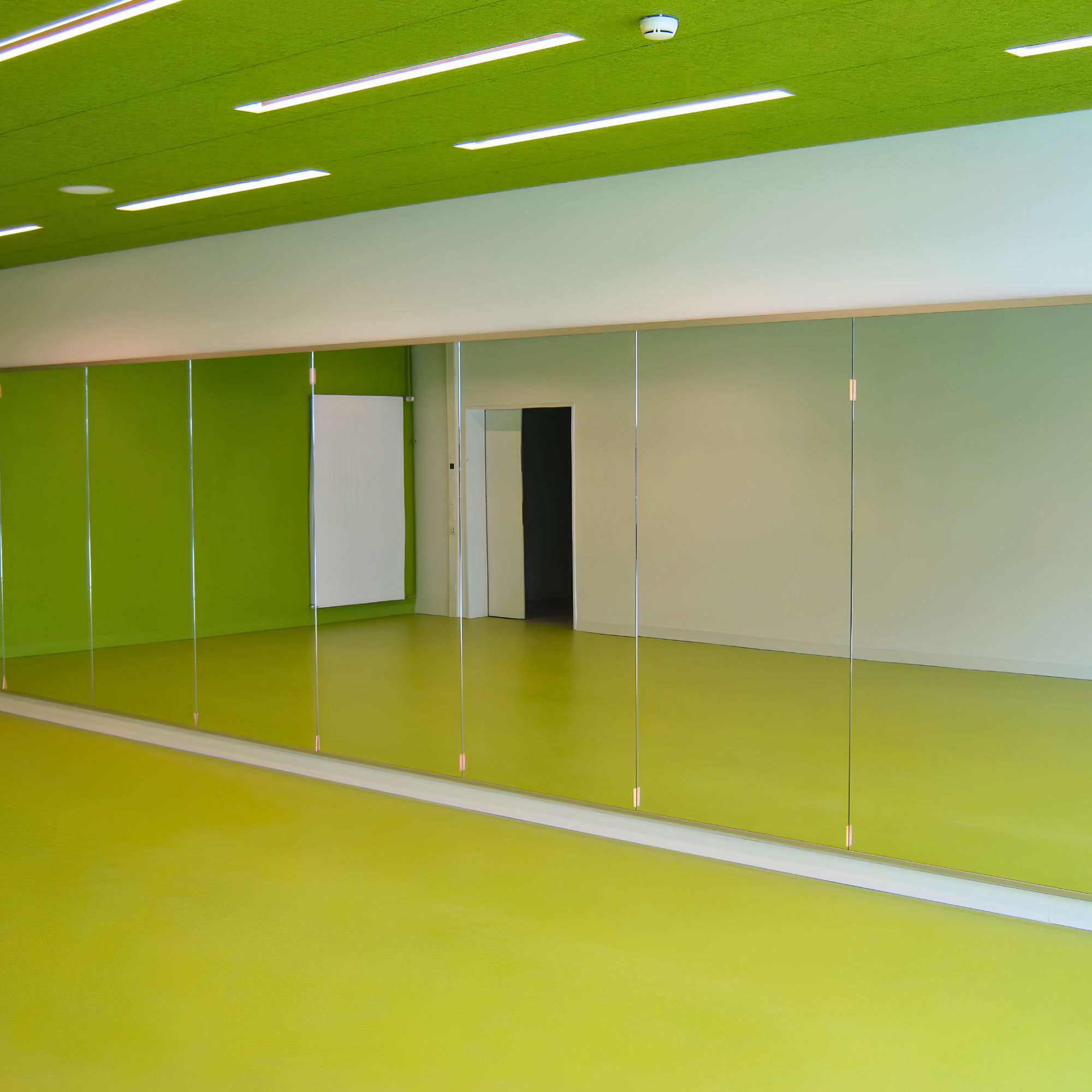 Spiegel in einem Tanzsaal